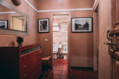 een badkamer met een wastafel en een toilet. bij Hotel Carabeo in Nerja