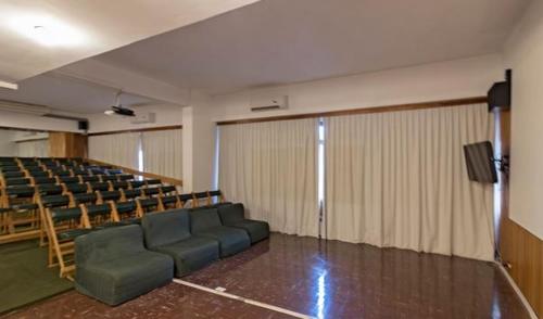 een leeg auditorium met groene stoelen in een kamer bij Apartamento en Edificio Vanguardia in Punta del Este