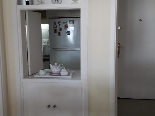 een keuken met een witte kast en een koelkast bij Apartamento en Edificio Vanguardia in Punta del Este