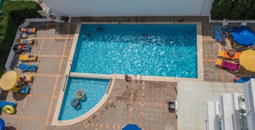 an overhead view of a large swimming pool at Apartamentos La Santa Maria in Cala Millor