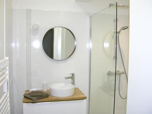 bagno con lavandino e doccia in vetro di 3Houses N°1 a Lagorce