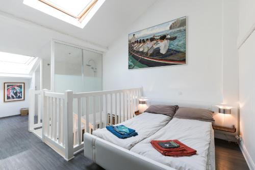 - une chambre avec un lit bébé et un tableau mural dans l'établissement Biarritz Pays Basque - Maison Lucie, à Biarritz