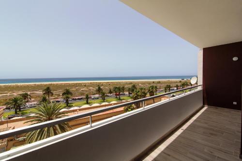 uma varanda com vista para a praia em The Real Casa Atlantica Morro Jable By PVL em Morro del Jable