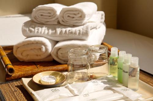 a tray with towels and bottles of water and towels at Shin Yuan Celeb Metro Hotel in Hsinchu City
