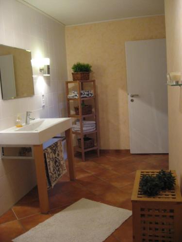 uma casa de banho com um lavatório, um espelho e uma porta em Willkommen zuhause! Welcome home! em Koblenz