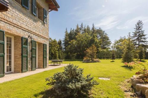 JOIVY Superb Villas with Tennis Court, Garden and BBQ areaにある庭
