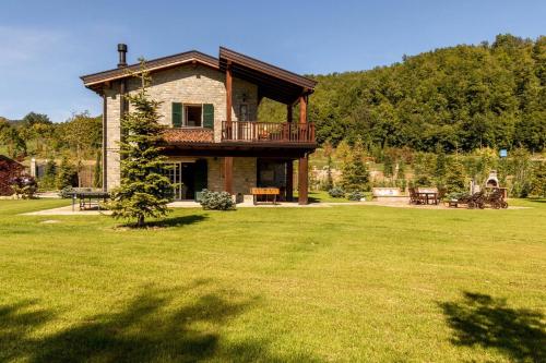 ValleにあるJOIVY Superb Villas with Tennis Court, Garden and BBQ areaの広い家(芝生の上にバルコニー付)