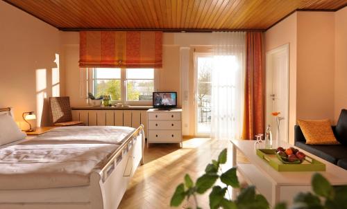 1 dormitorio con cama, mesa y TV en Gästehaus No. 3 en Simmern