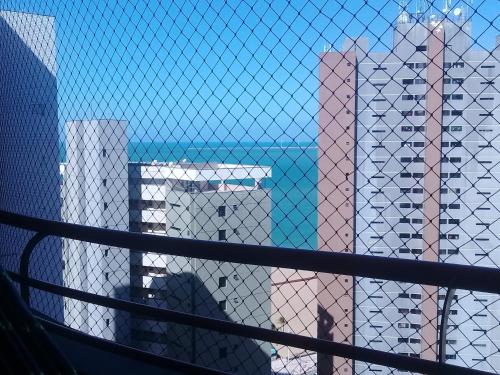 una cerca con vistas a algunos edificios altos en Porto de Iracema- Ferias Temporada Fortaleza, en Fortaleza