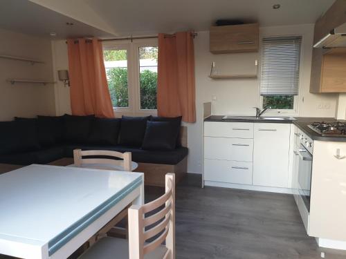 Η κουζίνα ή μικρή κουζίνα στο Mobil home 3 chambres