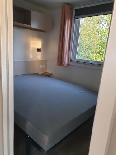 Ένα ή περισσότερα κρεβάτια σε δωμάτιο στο Mobil home 3 chambres