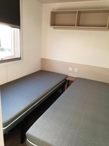 Ένα ή περισσότερα κρεβάτια σε δωμάτιο στο Mobil home 3 chambres