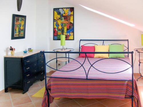 ein Schlafzimmer mit einem Bett und einer Kommode darin in der Unterkunft Vivenda Carioca in Vila Nova De Cacela