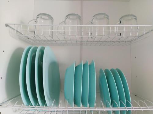 クラスノダールにあるApartments on Zipovskayaの冷蔵庫の棚に盛り付けられた皿