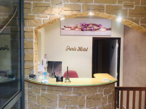 una oficina con una pared de piedra y un escritorio en Paris Hôtel Le Mediterraneen, en París