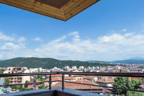 einen Balkon mit Stadtblick in der Unterkunft City View Apartment With 2 Bedrooms and Free Garage in Blagoewgrad