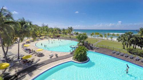 uma vista superior de uma piscina num resort em Résidence Pierre & Vacances Premium Les Tamarins em Sainte-Anne