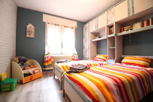 a childs bedroom with a bed and a crib at La Casita del Pirineo in Villanúa