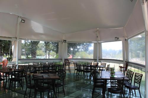 A restaurant or other place to eat at Hotel & Glamping Huasca Sierra Verde