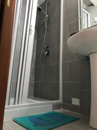 bagno con doccia, lavandino e tappeto di Cisterna’s house a Napoli