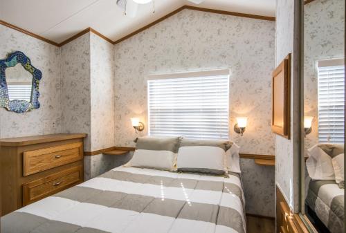 Llit o llits en una habitació de Bethpage One-Bedroom Cottage 1