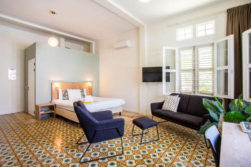 uma sala de estar com uma cama e um sofá em Boutique Hotel 't Klooster em Willemstad