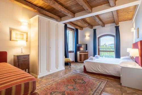 1 dormitorio con cama, lavabo y ventana en La Quercia - BolognaRooms, en Sasso Marconi