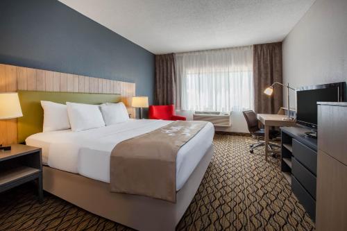 Una cama o camas en una habitación de Days Inn & Suites by Wyndham Rochester Hills MI