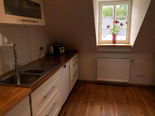 Kuchyň nebo kuchyňský kout v ubytování Ferienwohnung in historischem Bauernhaus in der Eifel