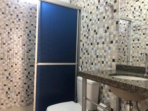 La salle de bains est pourvue d'une douche, de toilettes et d'un lavabo. dans l'établissement Pousada Country K, à Boa Vista