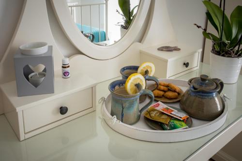 una mesa con una bandeja de comida y un espejo en Bio B&B Vivere la Vita, en Polpenazze del Garda