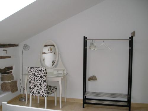 a room with a desk and a mirror and a chair at Las Navedas in Santibáñez de Villacarriedo