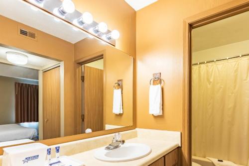 Koupelna v ubytování Americas Best Value Inn St. Marys