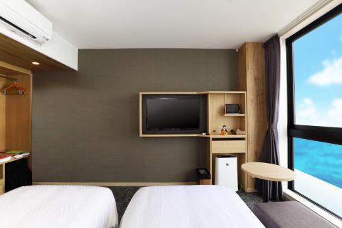 Uma TV ou centro de entretenimento em Henn na Resort & Spa Kansai Airport - former Henn na Hotel Kansai Airport