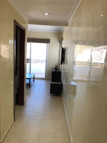 a hallway with a living room with a couch at Appartement 2 chambres avec vue sur mer - Complexe Bella Vista in Cabo Negro