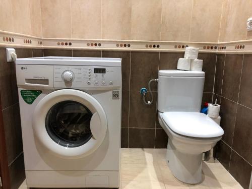 a bathroom with a washing machine and a toilet at Appartement 2 chambres avec vue sur mer - Complexe Bella Vista in Cabo Negro