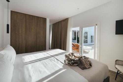 een slaapkamer met een groot wit bed en een balkon bij ALAVA SUITES in Costa Teguise