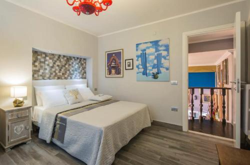 Кровать или кровати в номере VILLA FUENTI BAY -Amalfi Coast-