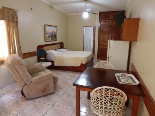 En eller flere senger på et rom på Hotel Garant & Suites
