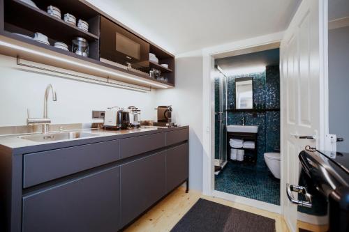 A kitchen or kitchenette at Clara Erdgeschosswohnung im Jüdischen Viertel