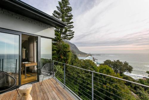 a house with a balcony with a view of the ocean at The Gekko Lodge in Cape Town