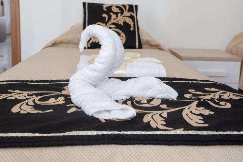 a towel animal laying on top of a bed at Gianni Holiday Home in Pieta