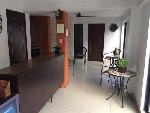 - un salon avec une table et des chaises dans l'établissement Hotel Posada del Angel, à Mérida