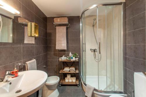 Kúpeľňa v ubytovaní LUXURIOUS & ALLURING HOME IN HISTORIC TOWN (VALENCIA)