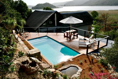 eine Aussicht auf einen Pool mit einem Haus in der Unterkunft Normarie's Guesthouse in Wilderness