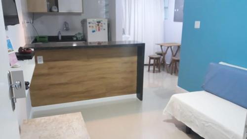cocina con encimera de madera en una habitación en Apartamento na Barra, en Salvador