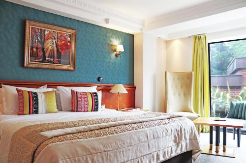 Un pat sau paturi într-o cameră la Fredrick's Hotel Restaurant Spa