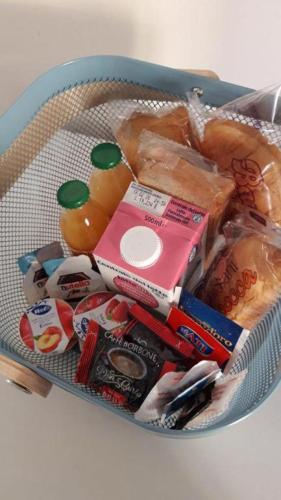 een mand gevuld met verschillende soorten voedsel bij Lavilletta B&B in Salerno