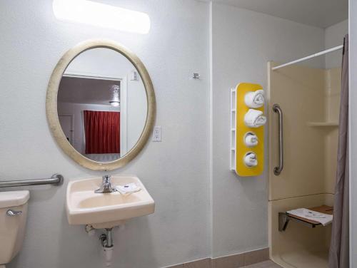 Ένα μπάνιο στο Motel 6-Columbus, OH - OSU