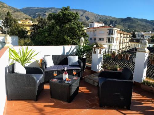 een patio met banken en een tafel op een balkon bij Casa Libertad in Órgiva